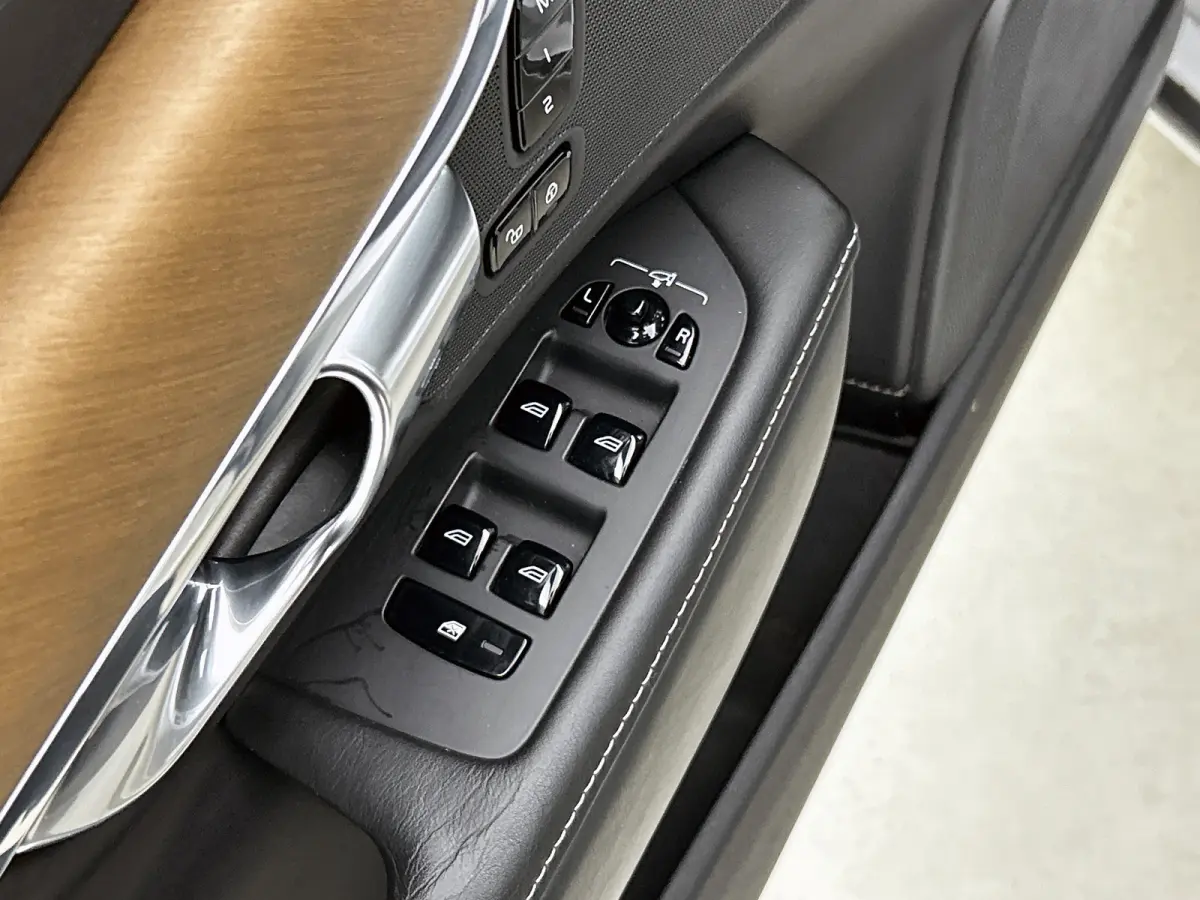 2.0 T8 AWD Inscription SOH 81% / Panorama dak / Adap-Cruise / leder int. / Head-up / stoelkoeling-verw. / Navigatie / / Apk 11-2026