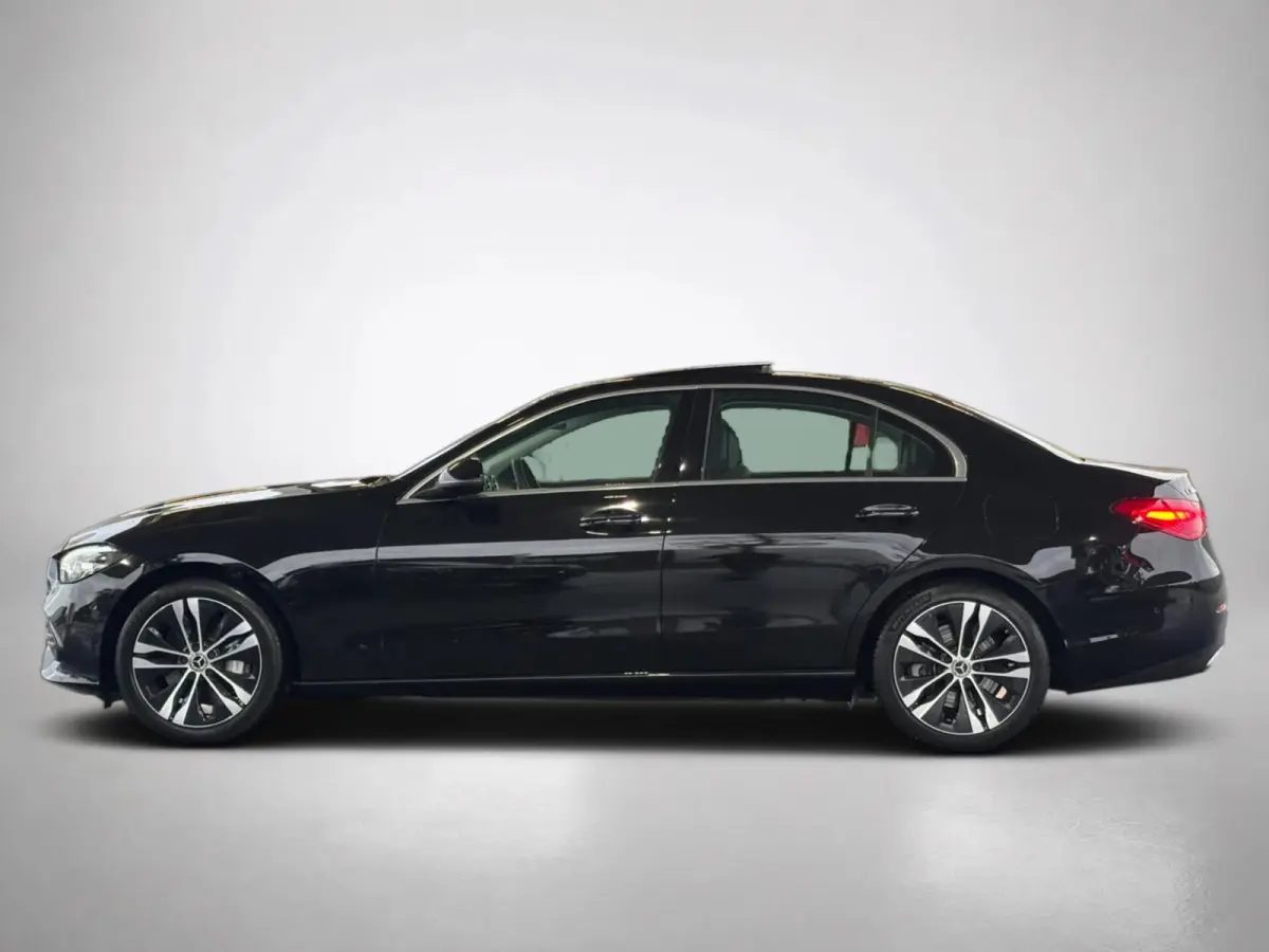 300 e Business Line Limited (Goed OndH, Panorama, Camera, Navi, StoelV, Carplay, SfeerV, Etc)