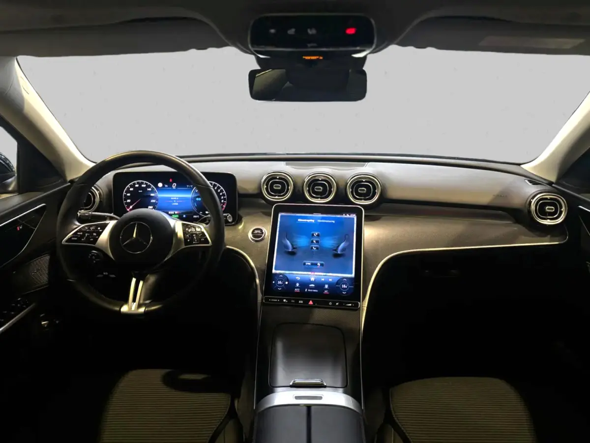 300 e Business Line Limited (Goed OndH, Panorama, Camera, Navi, StoelV, Carplay, SfeerV, Etc)