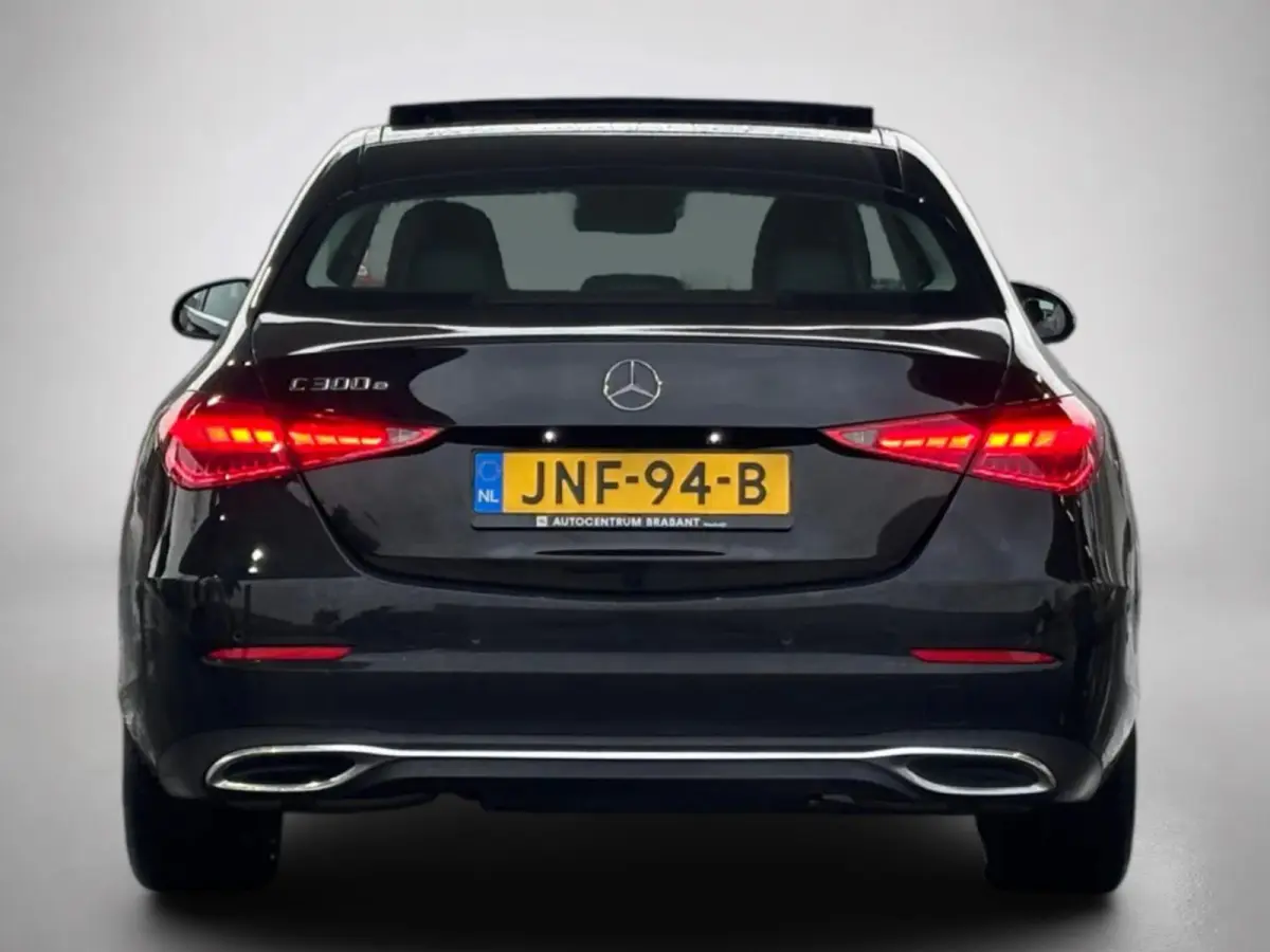 300 e Business Line Limited (Goed OndH, Panorama, Camera, Navi, StoelV, Carplay, SfeerV, Etc)