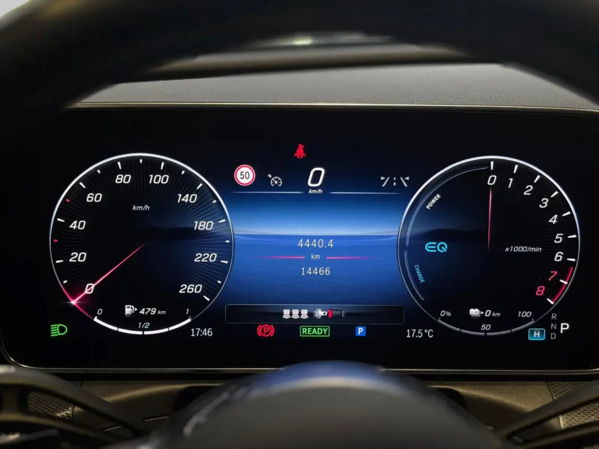 300 e Business Line Limited (Goed OndH, Panorama, Camera, Navi, StoelV, Carplay, SfeerV, Etc)