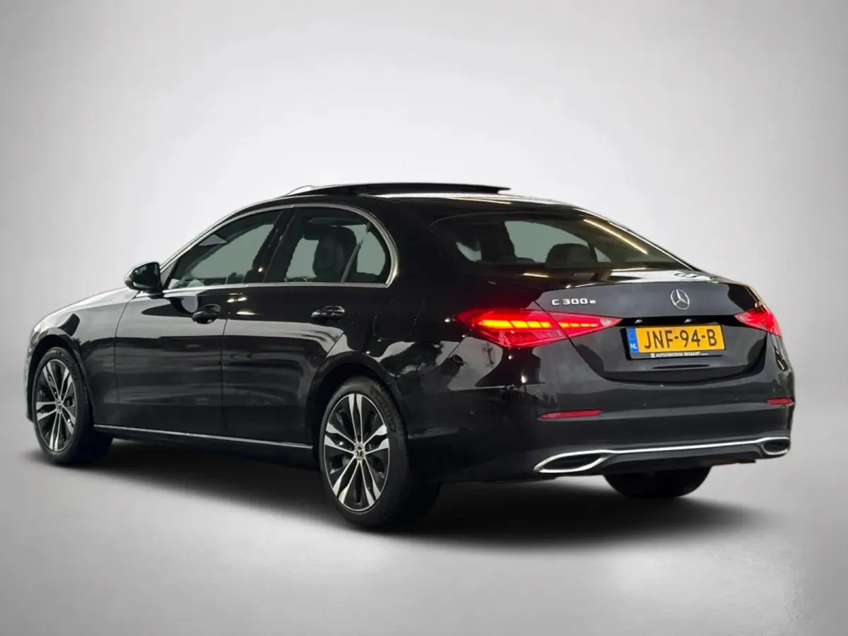 300 e Business Line Limited (Goed OndH, Panorama, Camera, Navi, StoelV, Carplay, SfeerV, Etc)