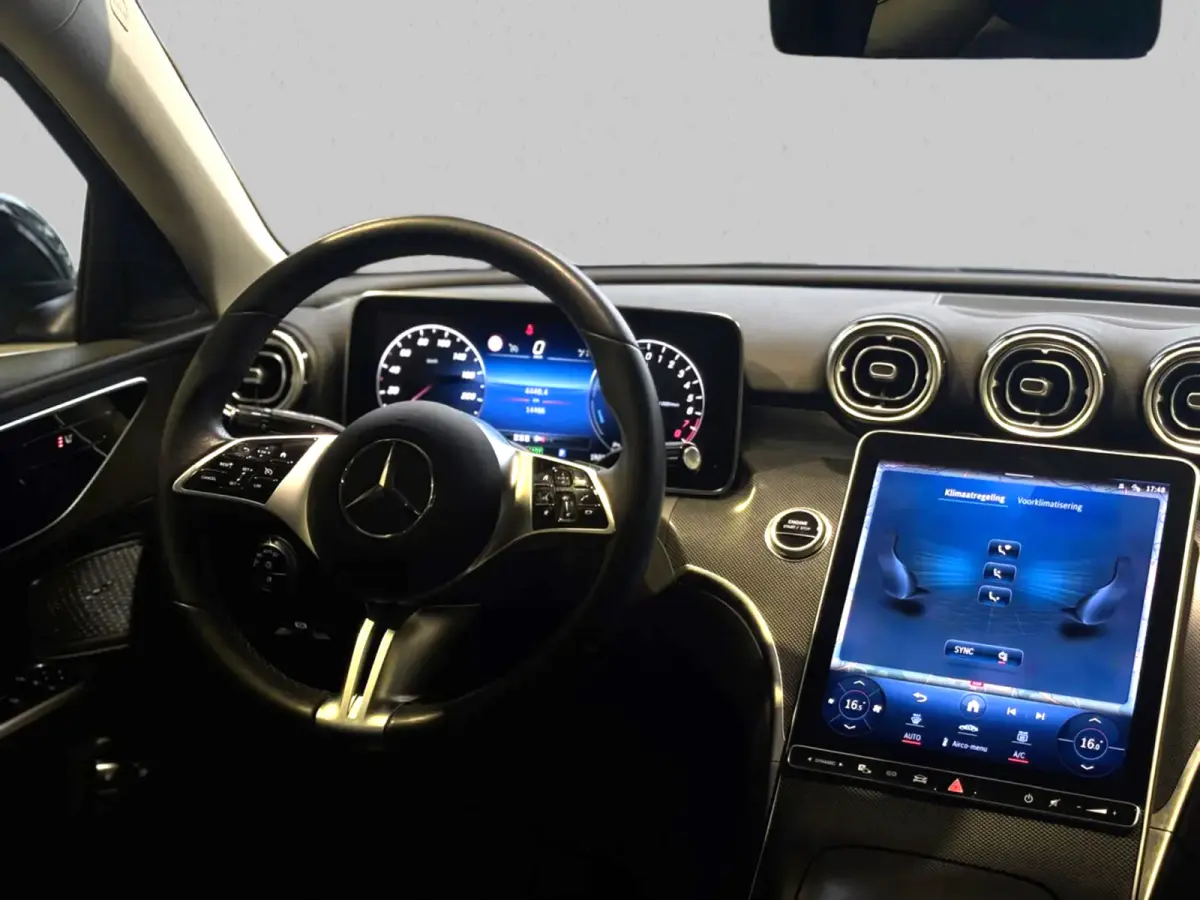 300 e Business Line Limited (Goed OndH, Panorama, Camera, Navi, StoelV, Carplay, SfeerV, Etc)