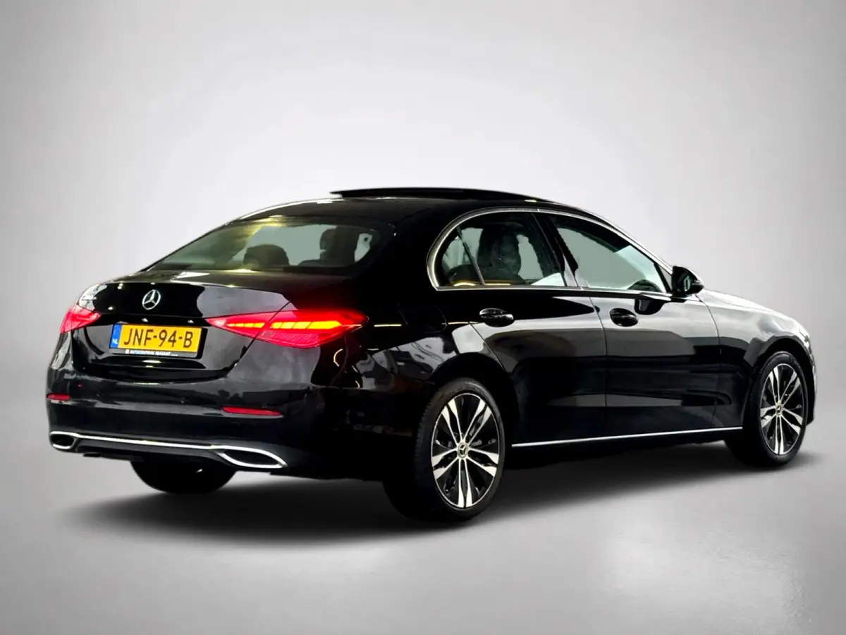 300 e Business Line Limited (Goed OndH, Panorama, Camera, Navi, StoelV, Carplay, SfeerV, Etc)