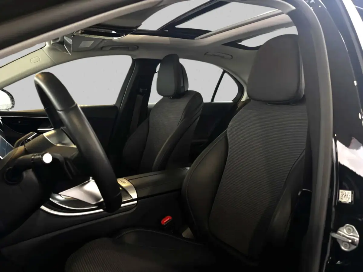 300 e Business Line Limited (Goed OndH, Panorama, Camera, Navi, StoelV, Carplay, SfeerV, Etc)