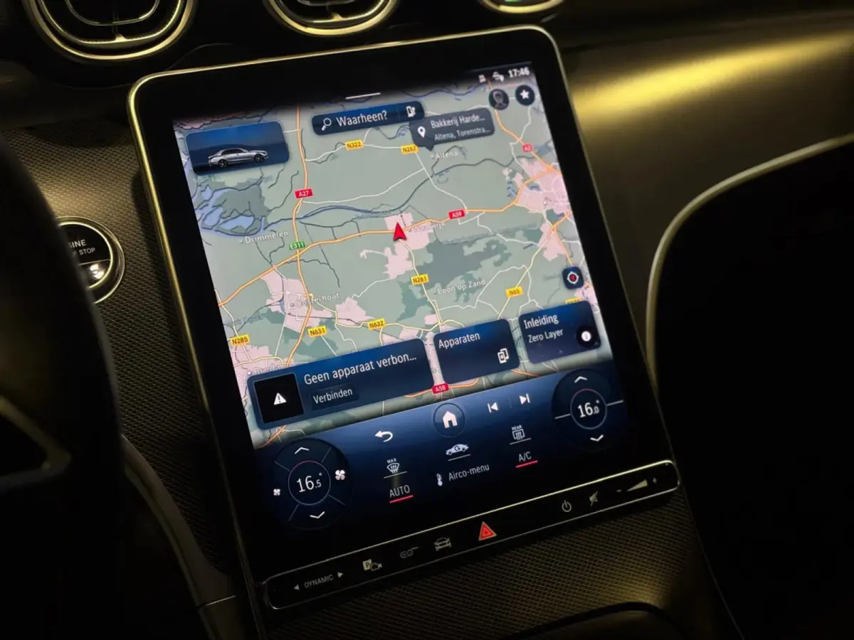 300 e Business Line Limited (Goed OndH, Panorama, Camera, Navi, StoelV, Carplay, SfeerV, Etc)