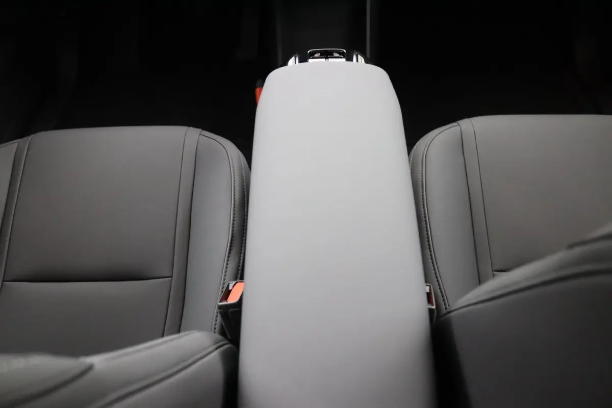 P5 Long Range Plus Black Edition Europa 69 kWh | Elektrisch Verstelbare Soelen | Op Voorraad | Harman/Kardon | Stoelverwarming |