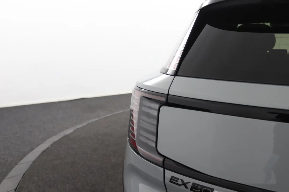 P5 Long Range Plus Black Edition Europa 69 kWh | Elektrisch Verstelbare Soelen | Op Voorraad | Harman/Kardon | Stoelverwarming |