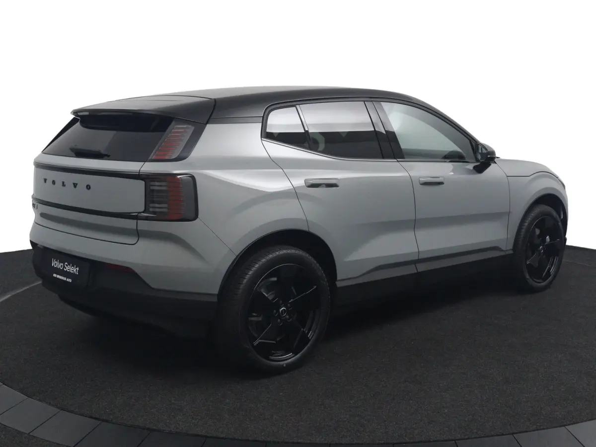 P5 Long Range Plus Black Edition Europa 69 kWh | Elektrisch Verstelbare Soelen | Op Voorraad | Harman/Kardon | Stoelverwarming |