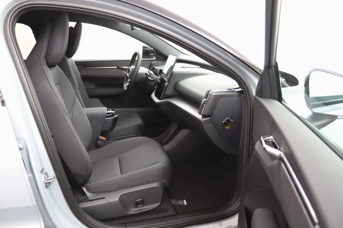 P5 Long Range Plus Black Edition Europa 69 kWh | Elektrisch Verstelbare Soelen | Op Voorraad | Harman/Kardon | Stoelverwarming |