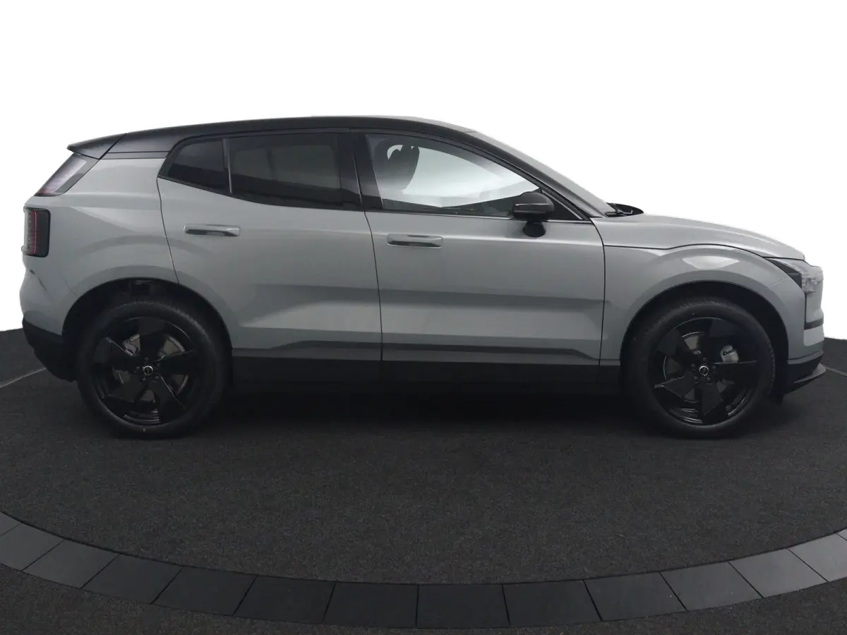 P5 Long Range Plus Black Edition Europa 69 kWh | Elektrisch Verstelbare Soelen | Op Voorraad | Harman/Kardon | Stoelverwarming |