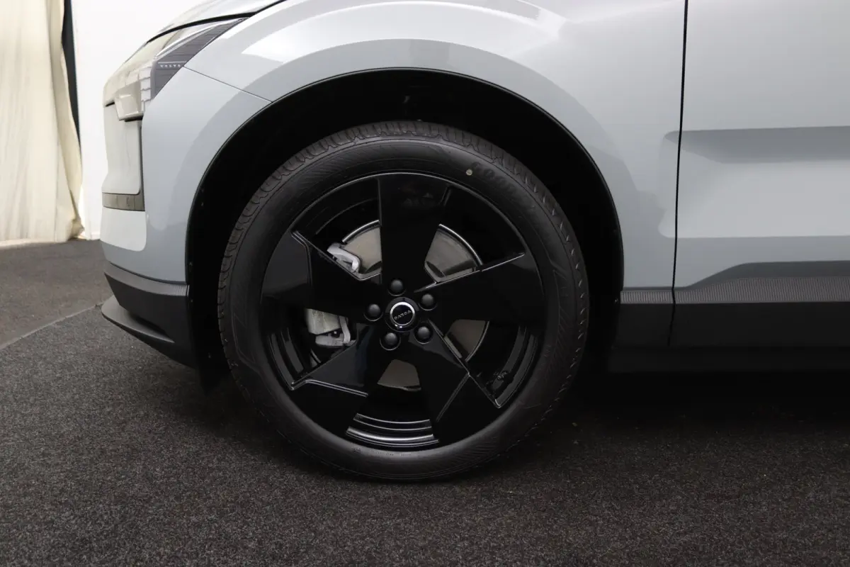 P5 Long Range Plus Black Edition Europa 69 kWh | Elektrisch Verstelbare Soelen | Op Voorraad | Harman/Kardon | Stoelverwarming |