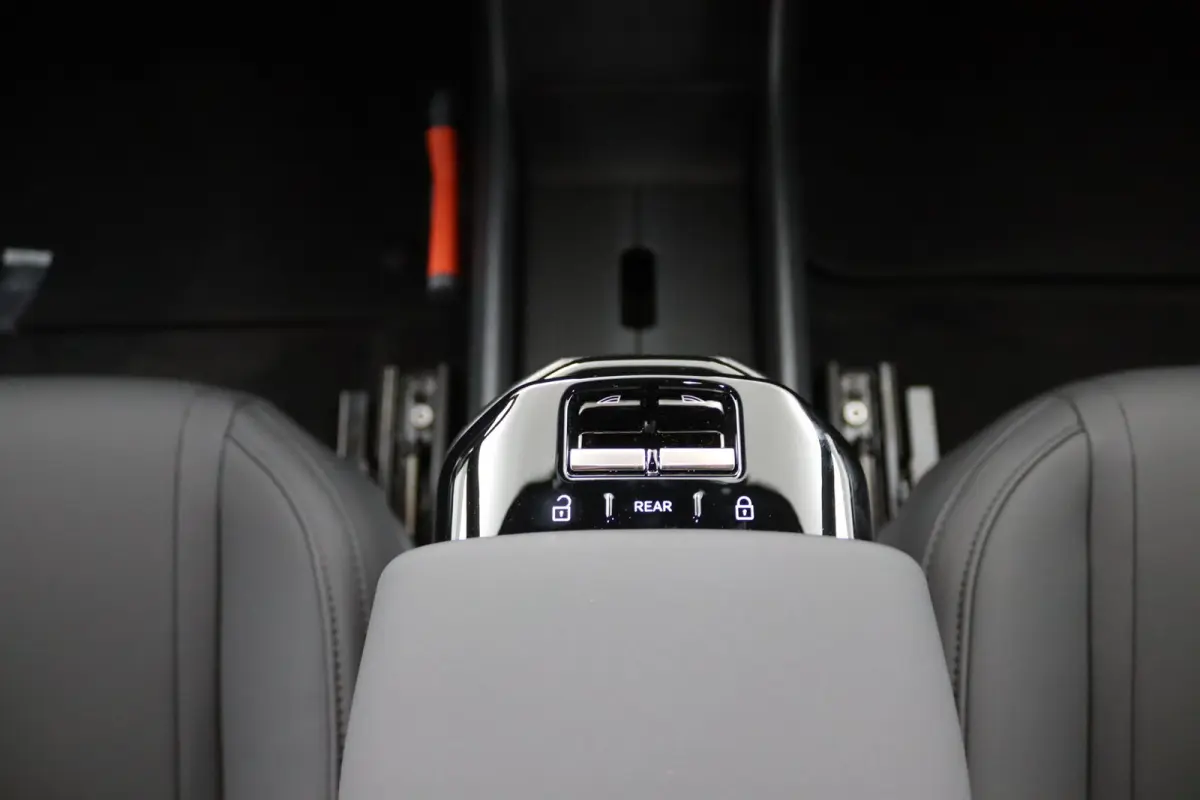 P5 Long Range Plus Black Edition Europa 69 kWh | Elektrisch Verstelbare Soelen | Op Voorraad | Harman/Kardon | Stoelverwarming |