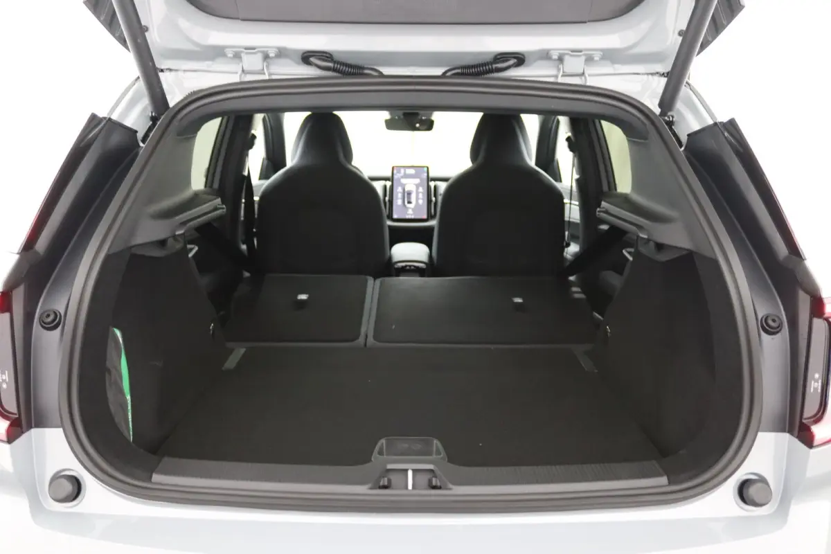 P5 Long Range Plus Black Edition Europa 69 kWh | Elektrisch Verstelbare Soelen | Op Voorraad | Harman/Kardon | Stoelverwarming |