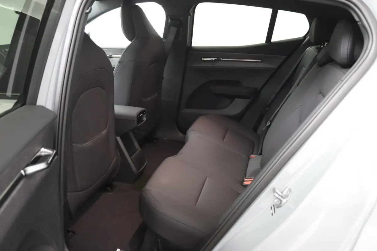 P5 Long Range Plus Black Edition Europa 69 kWh | Elektrisch Verstelbare Soelen | Op Voorraad | Harman/Kardon | Stoelverwarming |