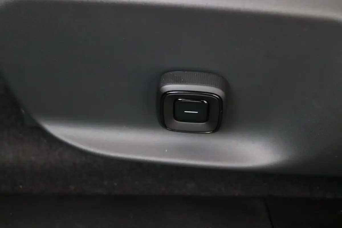 P5 Long Range Plus Black Edition Europa 69 kWh | Elektrisch Verstelbare Soelen | Op Voorraad | Harman/Kardon | Stoelverwarming |