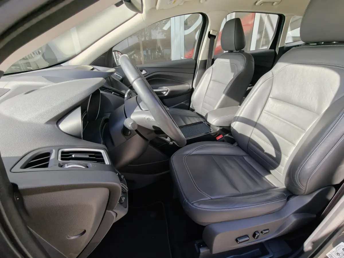 1.5 EcoBoost Titanium / Keyless / Trekhaak (2000kg) / Navi / Carplay