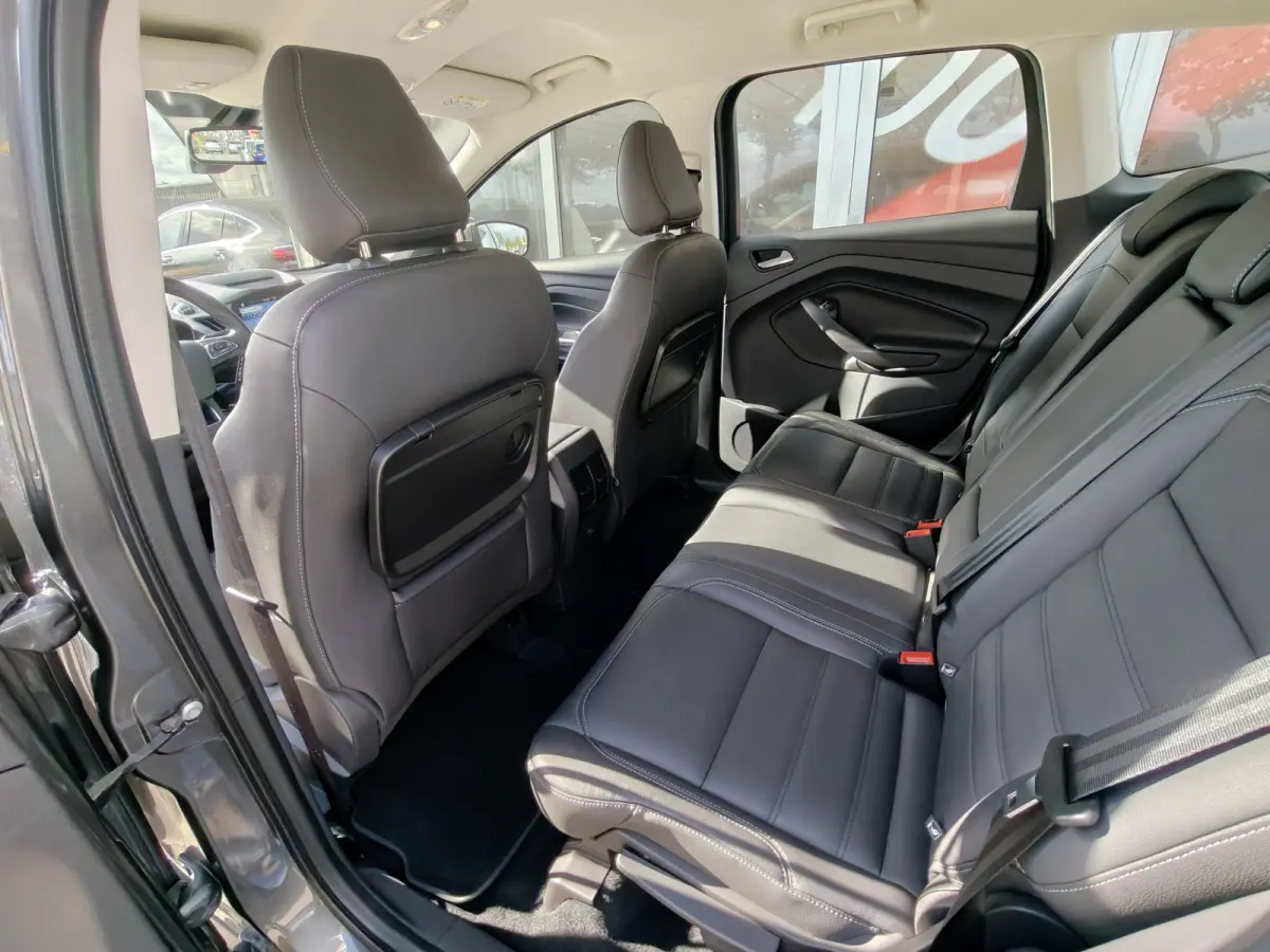 1.5 EcoBoost Titanium / Keyless / Trekhaak (2000kg) / Navi / Carplay