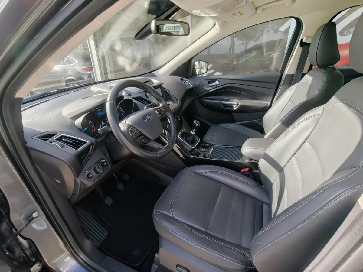 1.5 EcoBoost Titanium / Keyless / Trekhaak (2000kg) / Navi / Carplay