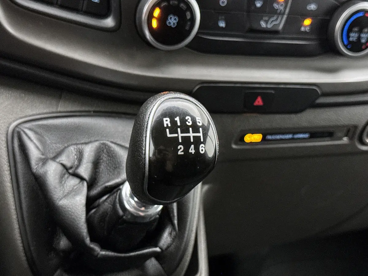 320 2.0 TDCI L2H1 Trekhaak Cruise control Parkeersensoren Airco Bluetooth