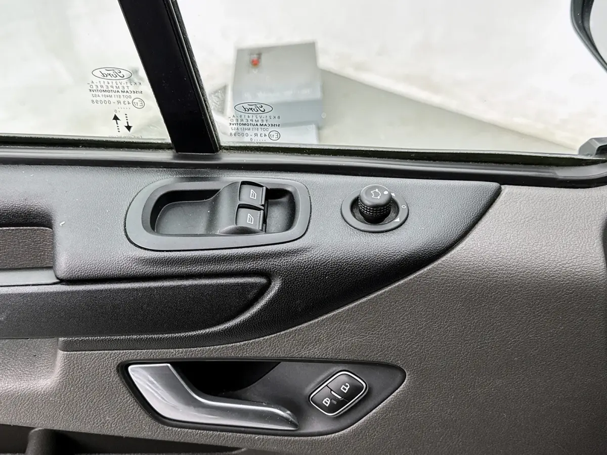 320 2.0 TDCI L2H1 Trekhaak Cruise control Parkeersensoren Airco Bluetooth