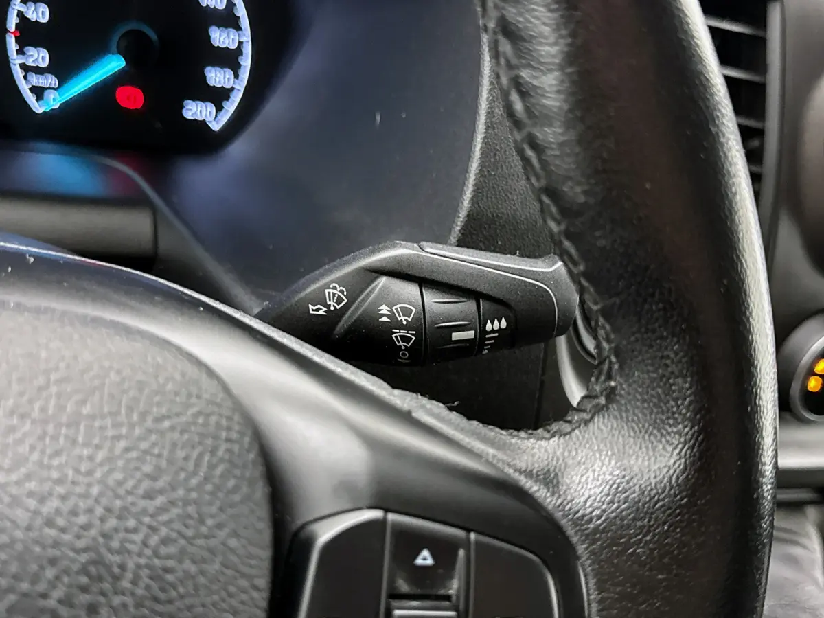 320 2.0 TDCI L2H1 Trekhaak Cruise control Parkeersensoren Airco Bluetooth