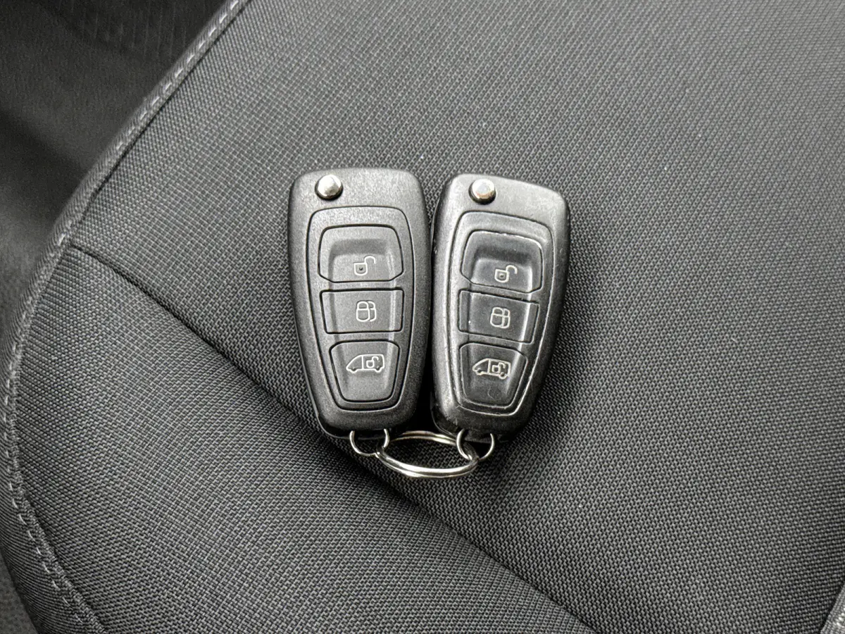 320 2.0 TDCI L2H1 Trekhaak Cruise control Parkeersensoren Airco Bluetooth