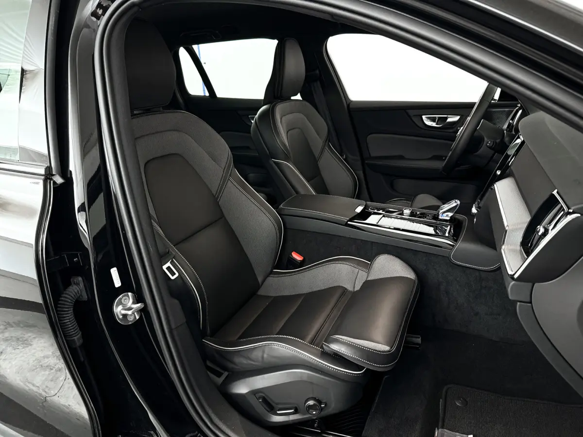 T8 Plug-in hybrid AWD Plus Dark | 360° camera | Harman Kardon | Stoel- en stuurverwarming | Trekhaak