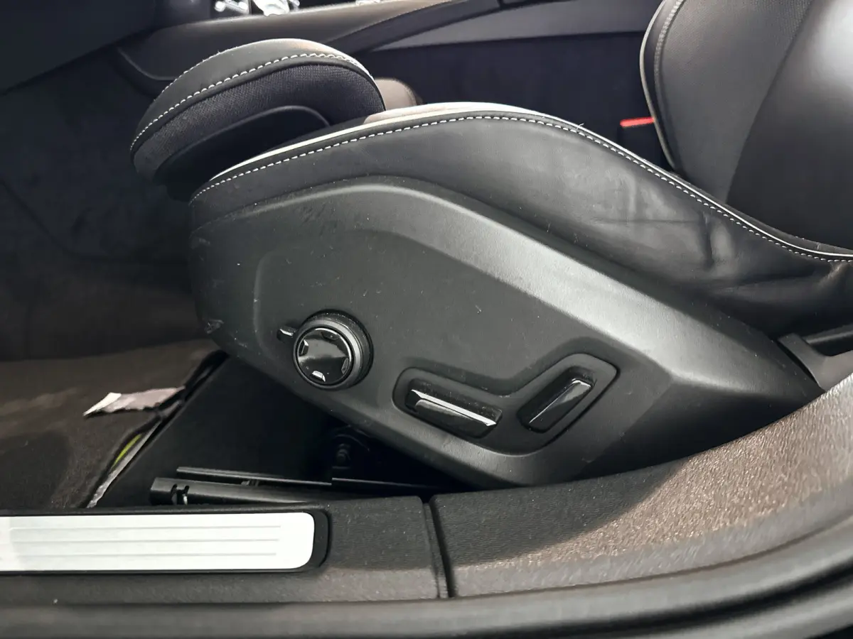 T8 Plug-in hybrid AWD Plus Dark | 360° camera | Harman Kardon | Stoel- en stuurverwarming | Trekhaak
