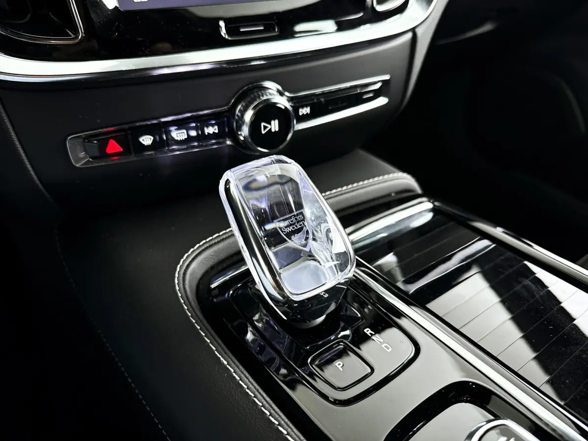 T8 Plug-in hybrid AWD Plus Dark | 360° camera | Harman Kardon | Stoel- en stuurverwarming | Trekhaak
