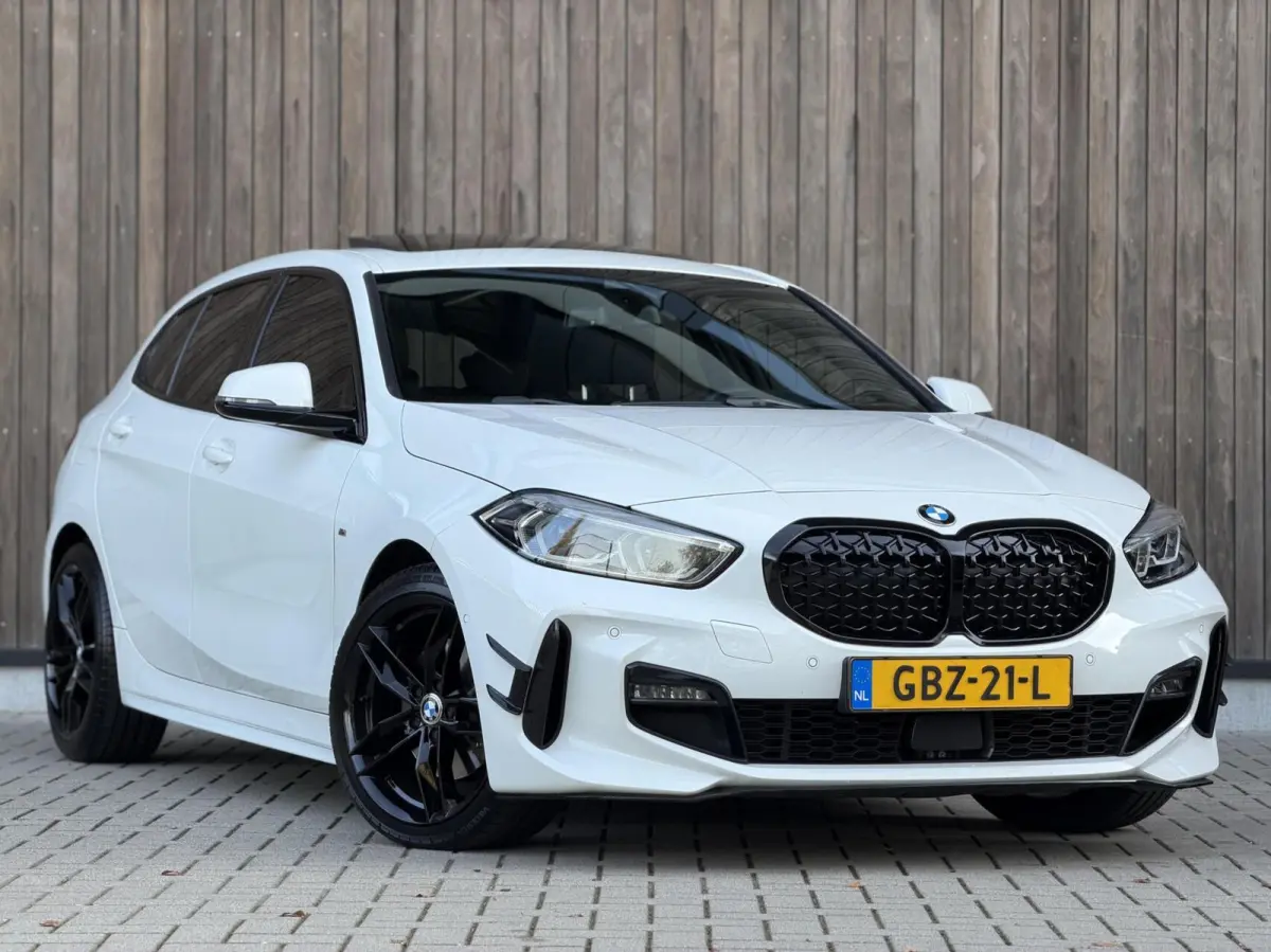 118i M Sport High Executive | PANORAMADAK | SFEER | TREKHAAK