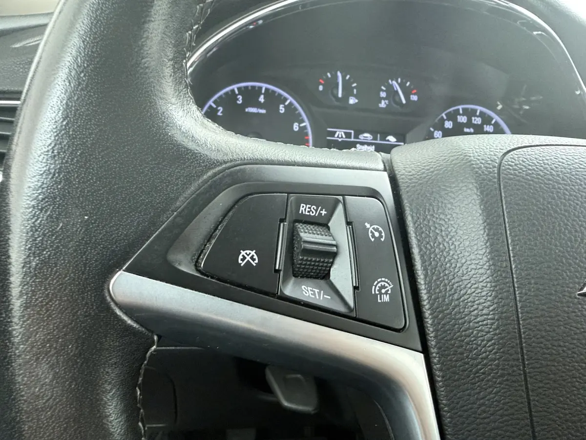 1.4 Turbo Innovation / Trekhaak / Navigatie / Parkeersensoren / Carplay / LED / Ecc / 17 '' LMV