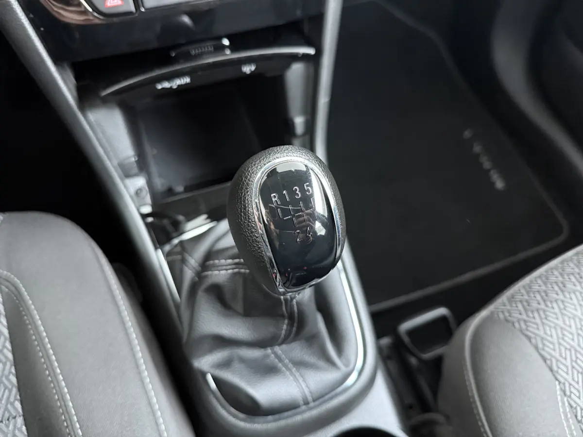 1.4 Turbo Innovation / Trekhaak / Navigatie / Parkeersensoren / Carplay / LED / Ecc / 17 '' LMV
