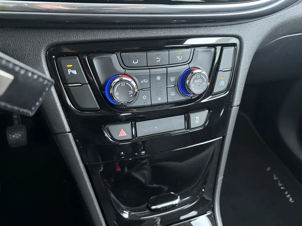 1.4 Turbo Innovation / Trekhaak / Navigatie / Parkeersensoren / Carplay / LED / Ecc / 17 '' LMV