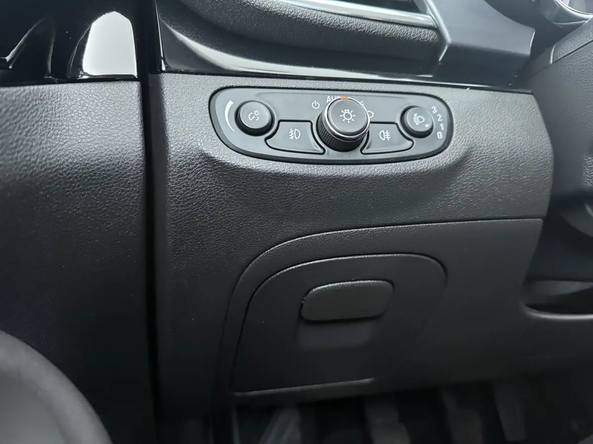 1.4 Turbo Innovation / Trekhaak / Navigatie / Parkeersensoren / Carplay / LED / Ecc / 17 '' LMV