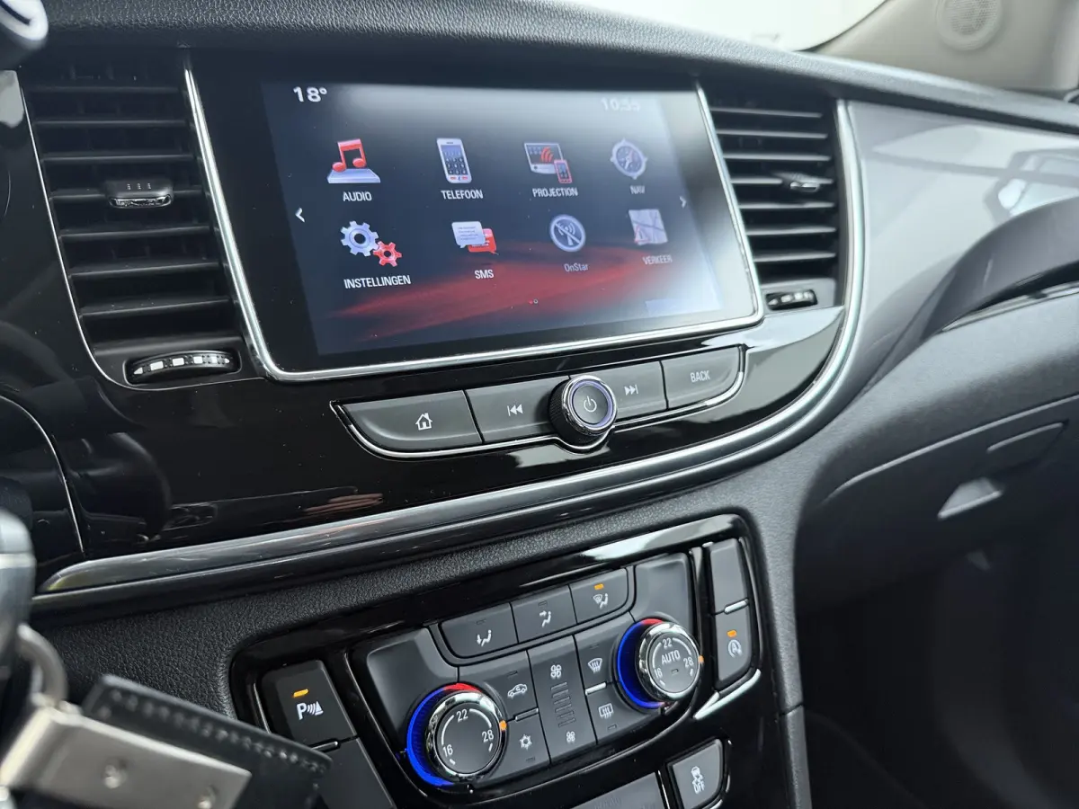1.4 Turbo Innovation / Trekhaak / Navigatie / Parkeersensoren / Carplay / LED / Ecc / 17 '' LMV
