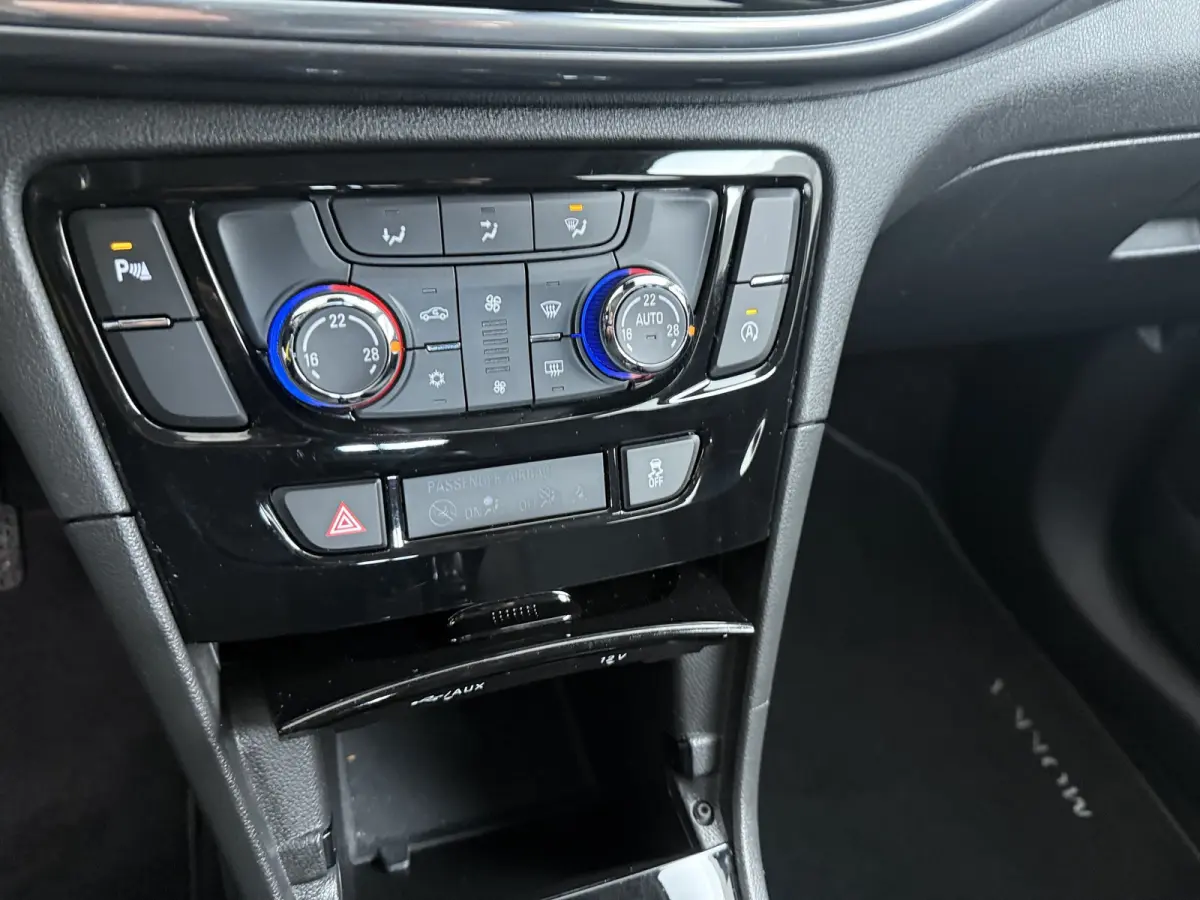 1.4 Turbo Innovation / Trekhaak / Navigatie / Parkeersensoren / Carplay / LED / Ecc / 17 '' LMV