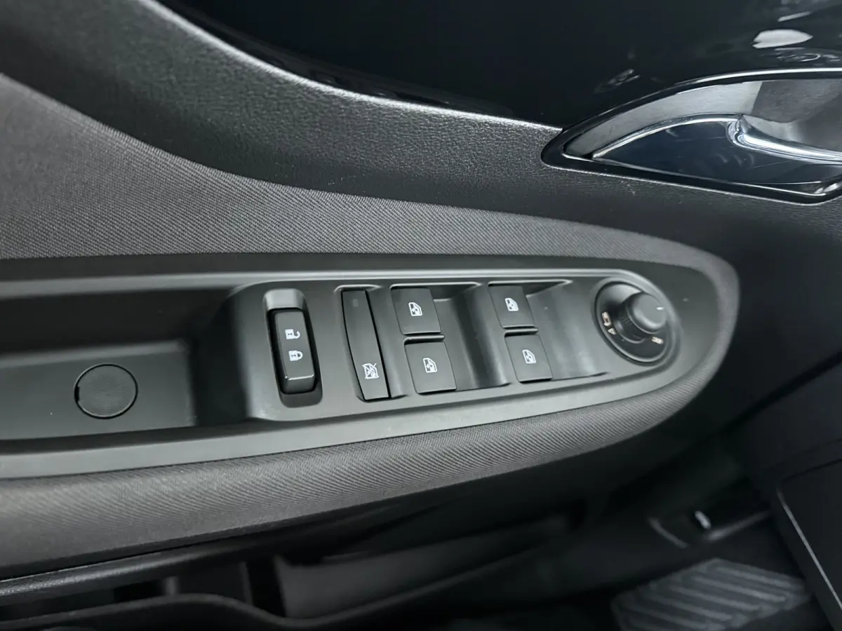 1.4 Turbo Innovation / Trekhaak / Navigatie / Parkeersensoren / Carplay / LED / Ecc / 17 '' LMV
