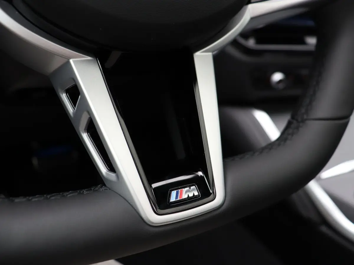 eDrive40 M Sport Edition | M Sportpakket Pro | SoH 100% | Innovation Pack | Comfort Pack | Schuifdak | Elektrisch Verstelbare M Sportstoelen | Active Cruise Control | Harman Kardon | 19''