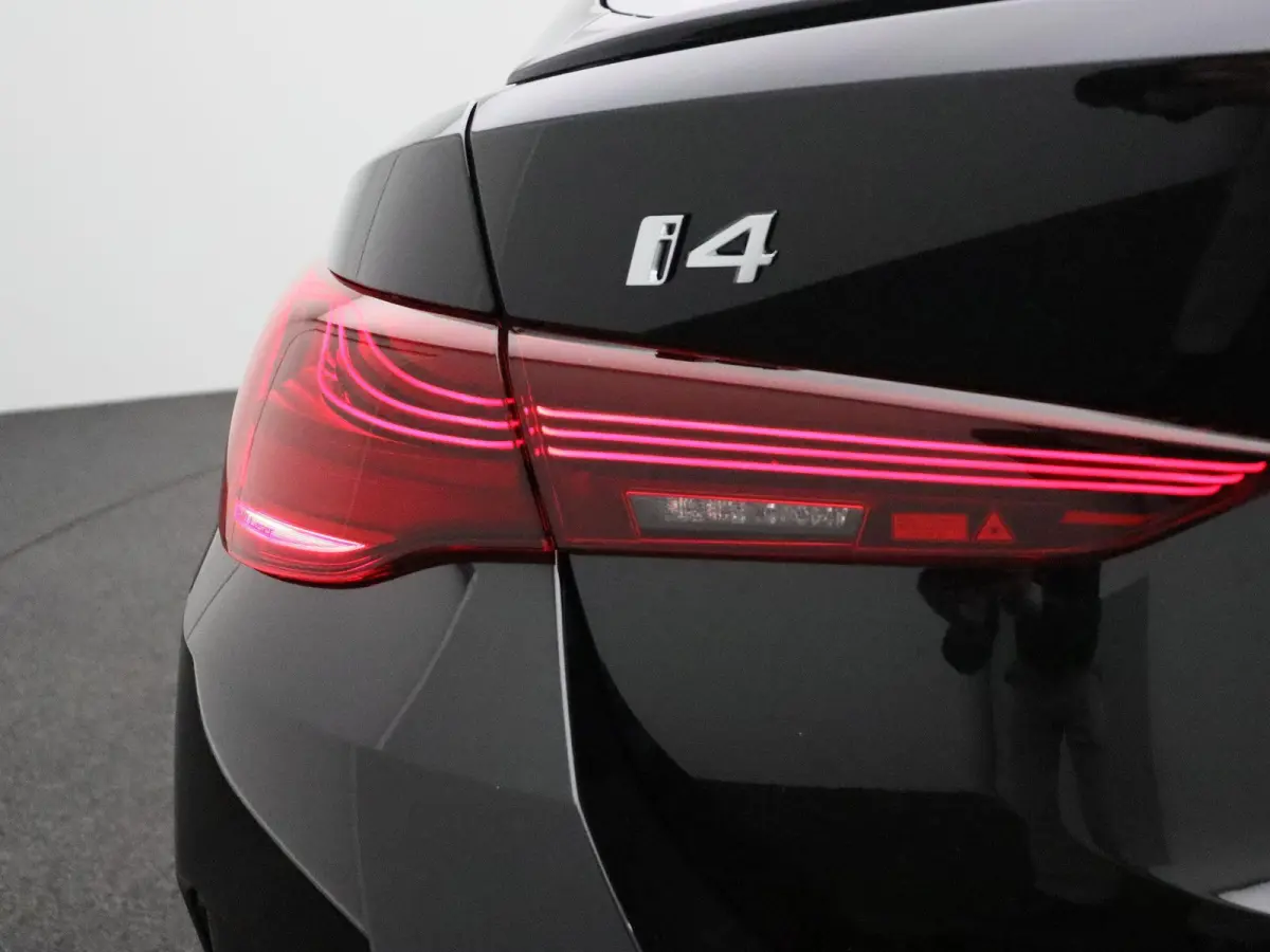 eDrive40 M Sport Edition | M Sportpakket Pro | SoH 100% | Innovation Pack | Comfort Pack | Schuifdak | Elektrisch Verstelbare M Sportstoelen | Active Cruise Control | Harman Kardon | 19''
