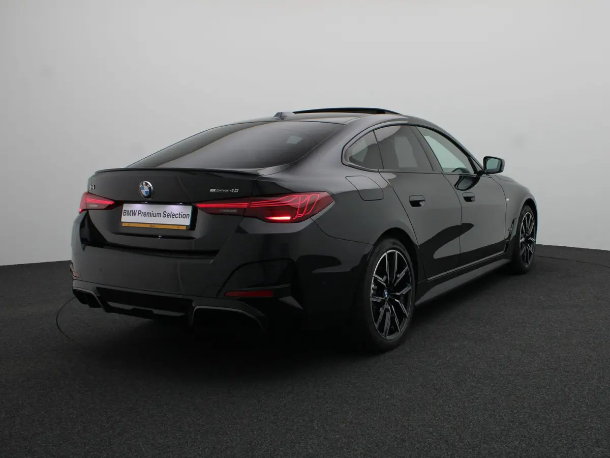 eDrive40 M Sport Edition | M Sportpakket Pro | SoH 100% | Innovation Pack | Comfort Pack | Schuifdak | Elektrisch Verstelbare M Sportstoelen | Active Cruise Control | Harman Kardon | 19''