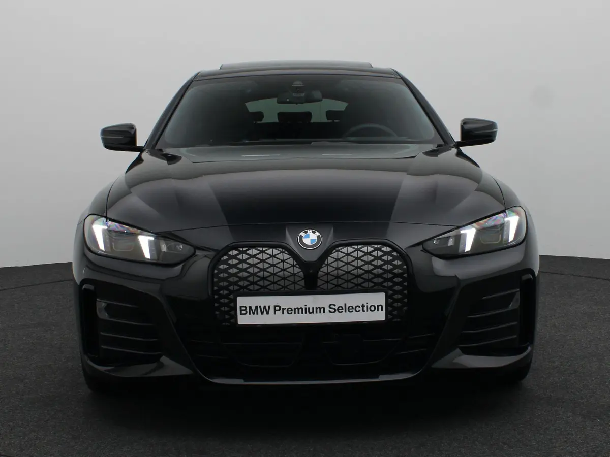 eDrive40 M Sport Edition | M Sportpakket Pro | SoH 100% | Innovation Pack | Comfort Pack | Schuifdak | Elektrisch Verstelbare M Sportstoelen | Active Cruise Control | Harman Kardon | 19''