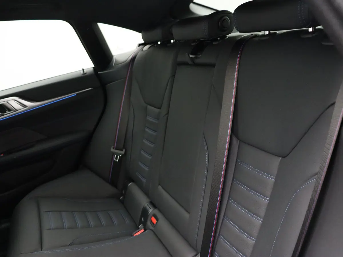 eDrive40 M Sport Edition | M Sportpakket Pro | SoH 100% | Innovation Pack | Comfort Pack | Schuifdak | Elektrisch Verstelbare M Sportstoelen | Active Cruise Control | Harman Kardon | 19''