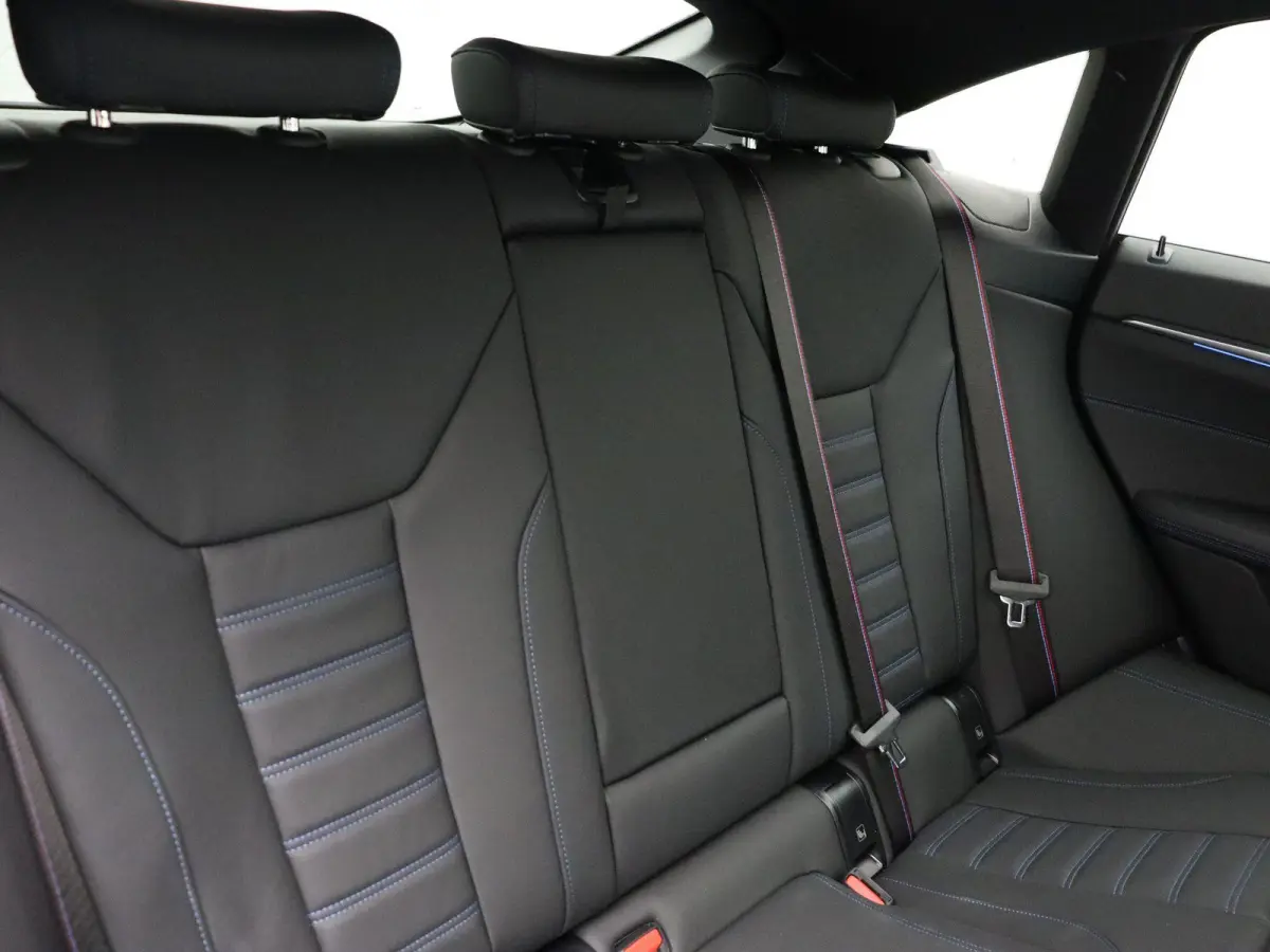 eDrive40 M Sport Edition | M Sportpakket Pro | SoH 100% | Innovation Pack | Comfort Pack | Schuifdak | Elektrisch Verstelbare M Sportstoelen | Active Cruise Control | Harman Kardon | 19''