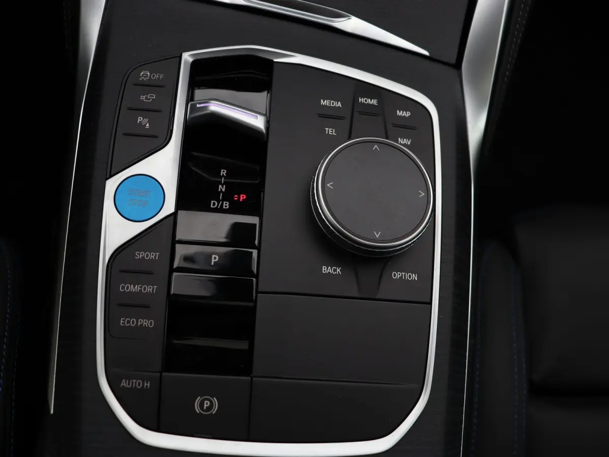 eDrive40 M Sport Edition | M Sportpakket Pro | SoH 100% | Innovation Pack | Comfort Pack | Schuifdak | Elektrisch Verstelbare M Sportstoelen | Active Cruise Control | Harman Kardon | 19''