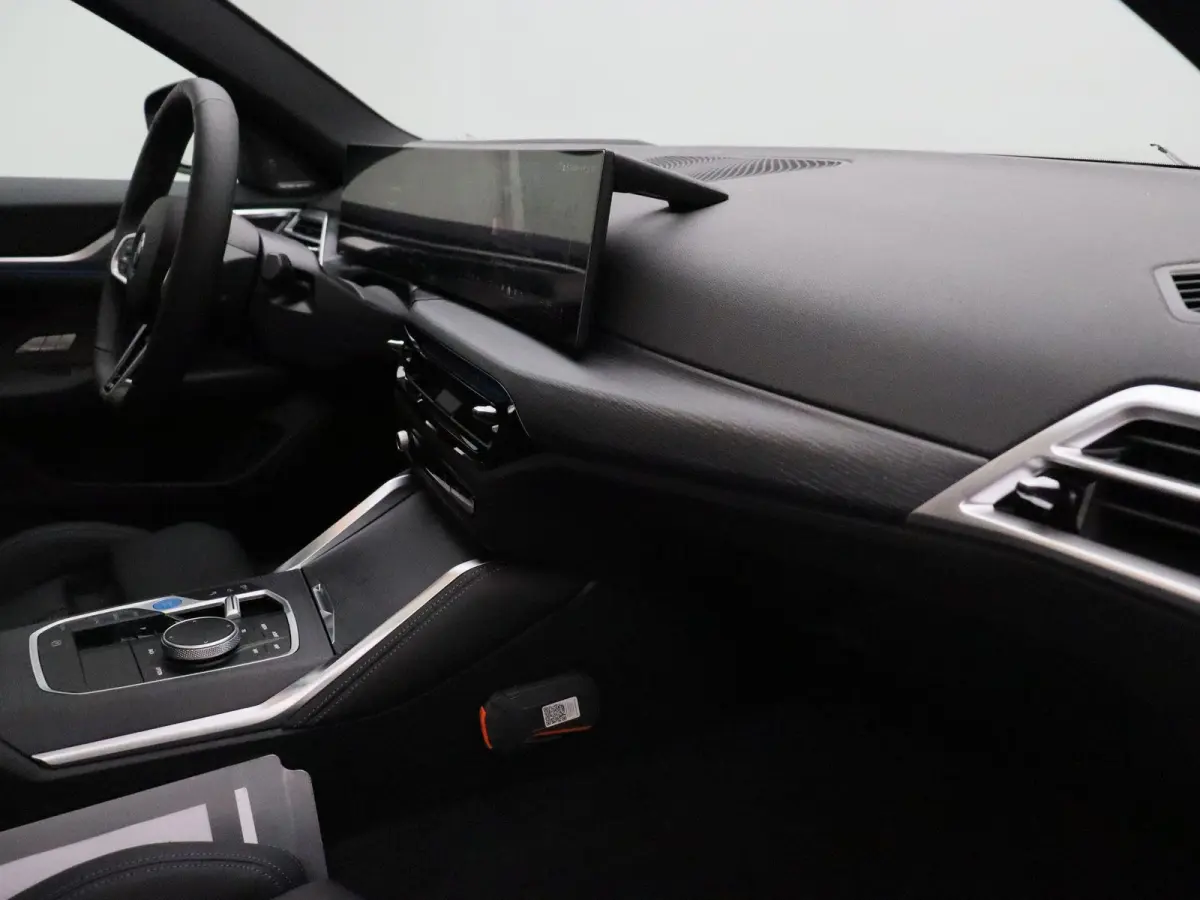eDrive40 M Sport Edition | M Sportpakket Pro | SoH 100% | Innovation Pack | Comfort Pack | Schuifdak | Elektrisch Verstelbare M Sportstoelen | Active Cruise Control | Harman Kardon | 19''