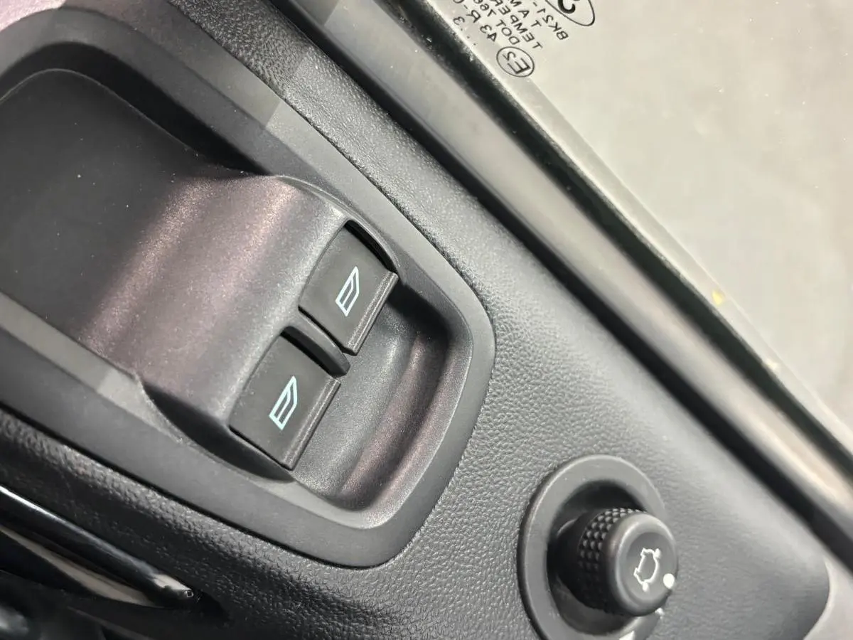 300 2.0 TDCI L2H1 Limited Dubbele Cabine Automaat Navi Airco 2 Schuifdeuren Trekhaak Parkeersensoren Carplay