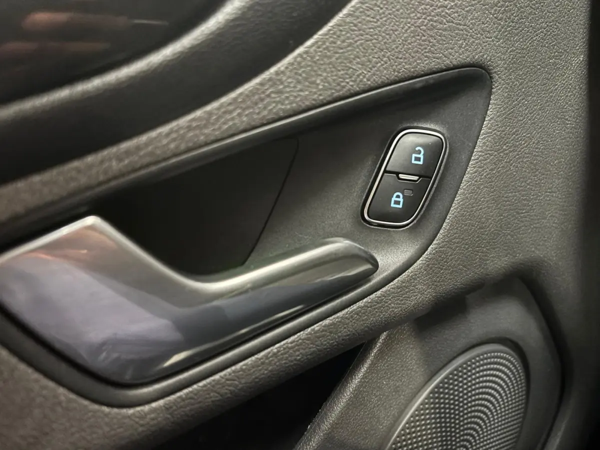 300 2.0 TDCI L2H1 Limited Dubbele Cabine Automaat Navi Airco 2 Schuifdeuren Trekhaak Parkeersensoren Carplay