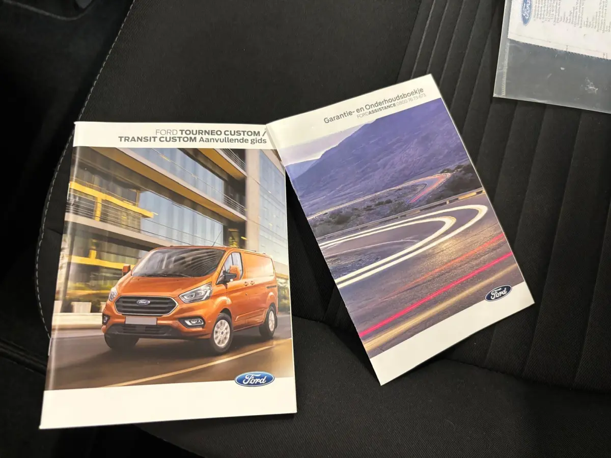 300 2.0 TDCI L2H1 Limited Dubbele Cabine Automaat Navi Airco 2 Schuifdeuren Trekhaak Parkeersensoren Carplay