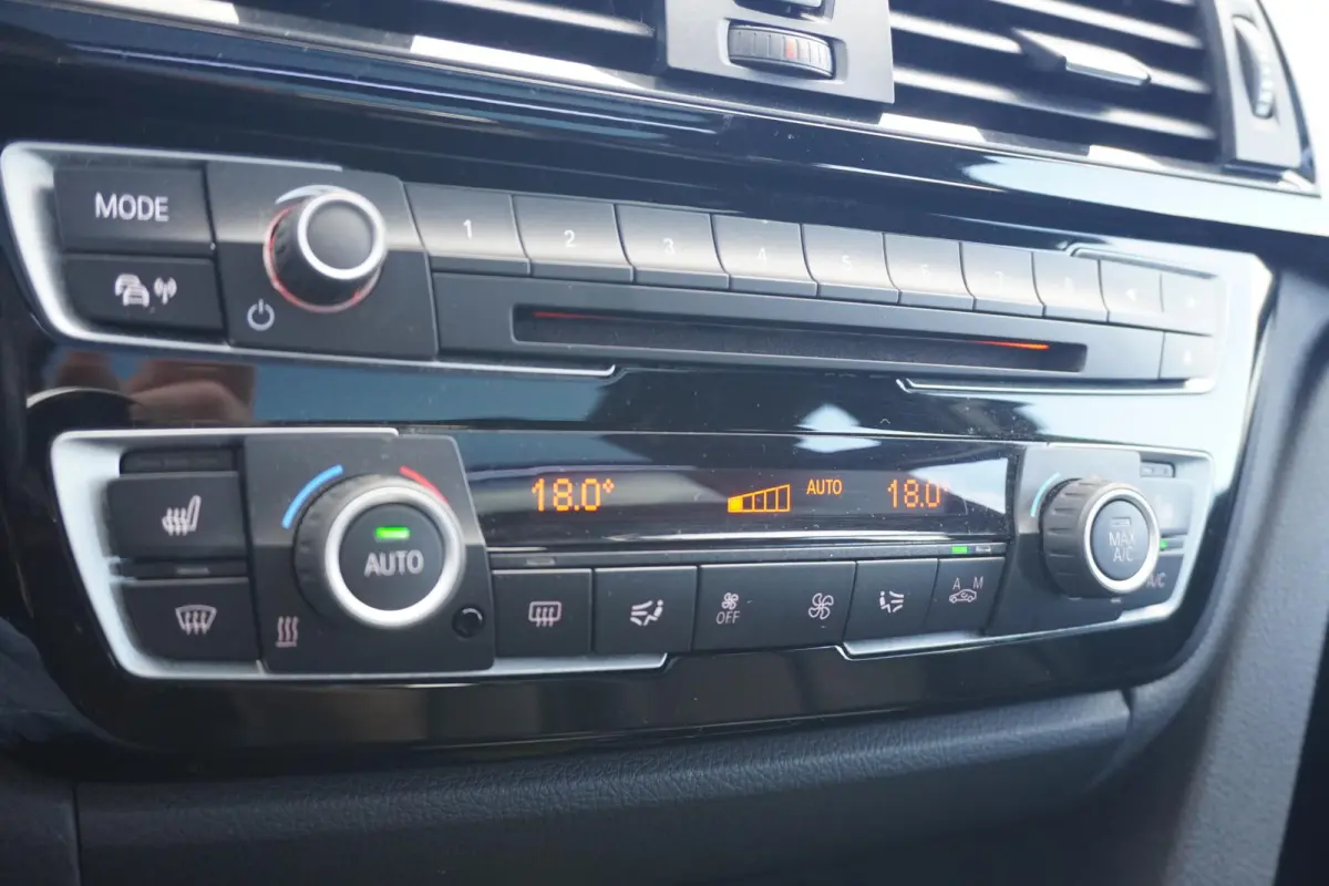 320i M Sportpakket / Harman Kardon / Panoramadak / Leder / Trekhaak / Achteruitrijcamera